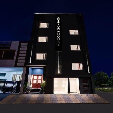 Hotel Townhouse The Awadh Airport Near Chaudhary Charan Singh International Airport à Bijnaur Extérieur photo