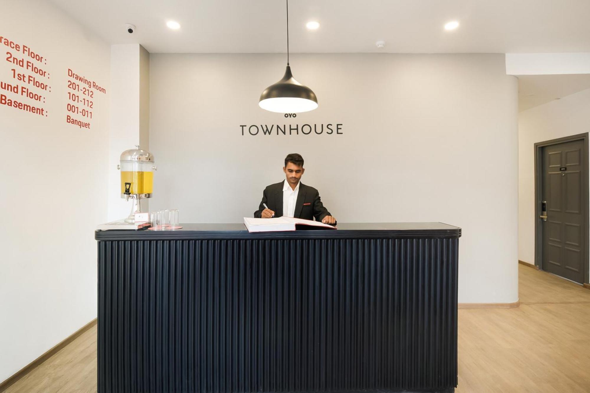 Hotel Townhouse The Awadh Airport Near Chaudhary Charan Singh International Airport à Bijnaur Extérieur photo